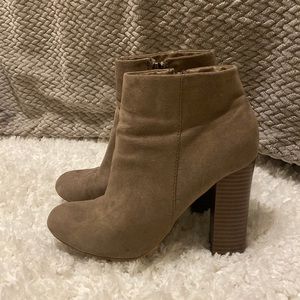 Bamboo heeled suede booties